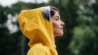 September Mulai Diguyur Hujan? Pilih Jas Hujan Setelan yang Anti Rembes