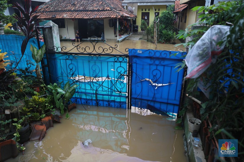 Warga melintas di kawasan banjir di Rawajati, Jakarta, Senin, (10/10). Banjir ini terjadi akibat luapan sungai Ciliwung. (CNBC Indonesia/Muhammad Sabki) Warga melintas di kawasan banjir di Rawajati, Jakarta, Senin, (10/10). Banjir ini terjadi akibat luapan sungai Ciliwung. (CNBC Indonesia/Muhammad Sabki)