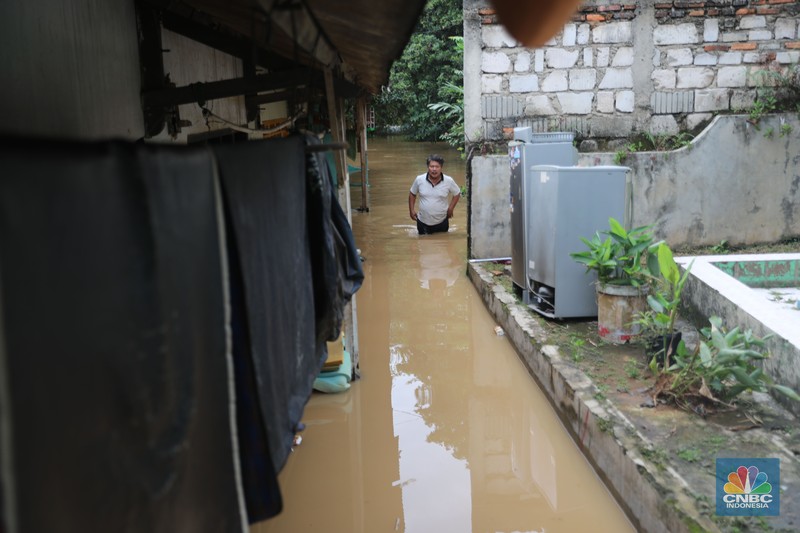 Warga melintas di kawasan banjir di Rawajati, Jakarta, Senin, (10/10). Banjir ini terjadi akibat luapan sungai Ciliwung. (CNBC Indonesia/Muhammad Sabki) Warga melintas di kawasan banjir di Rawajati, Jakarta, Senin, (10/10). Banjir ini terjadi akibat luapan sungai Ciliwung. (CNBC Indonesia/Muhammad Sabki)