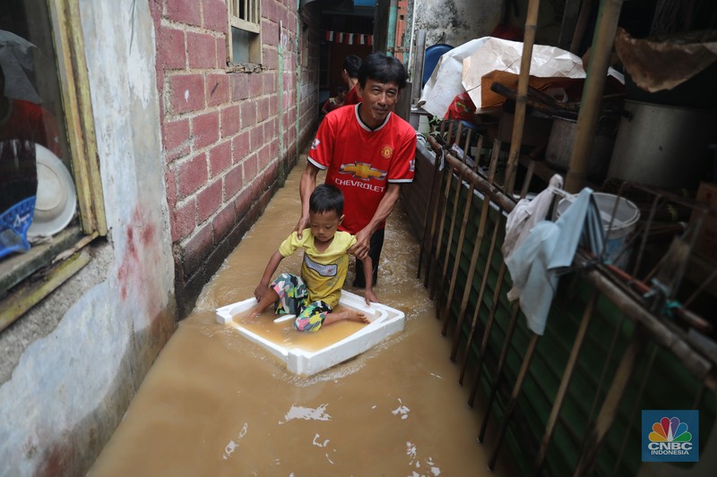 Warga melintas di kawasan banjir di Rawajati, Jakarta, Senin, (10/10). Banjir ini terjadi akibat luapan sungai Ciliwung. (CNBC Indonesia/Muhammad Sabki) Warga melintas di kawasan banjir di Rawajati, Jakarta, Senin, (10/10). Banjir ini terjadi akibat luapan sungai Ciliwung. (CNBC Indonesia/Muhammad Sabki)