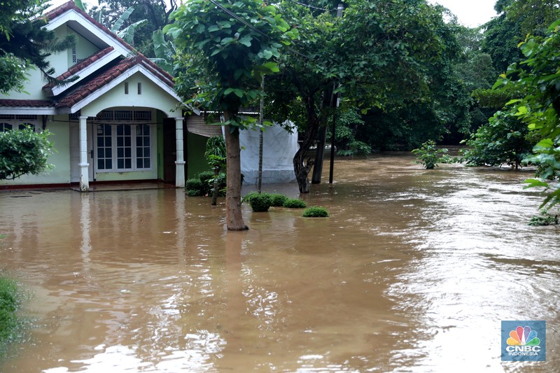 Warga melintas di kawasan banjir di Rawajati, Jakarta, Senin, (10/10). Banjir ini terjadi akibat luapan sungai Ciliwung. (CNBC Indonesia/Muhammad Sabki) Warga melintas di kawasan banjir di Rawajati, Jakarta, Senin, (10/10). Banjir ini terjadi akibat luapan sungai Ciliwung. (CNBC Indonesia/Muhammad Sabki)