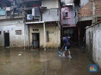 Warga DKI Bersih-Bersih Lumpur Usai Diterjang Banjir