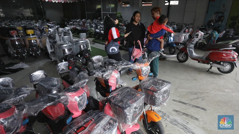 Calon pembeli melihat motor listrik di salah satu showroom di kawasan Jalan Otista Raya, Jakarta Timur, Selasa (11/10/2022). (CNBC Indonesia/Andrean Kristianto) Calon pembeli melihat motor listrik di salah satu showroom di kawasan Jalan Otista Raya, Jakarta Timur, Selasa (11/10/2022). (CNBC Indonesia/Andrean Kristianto)
