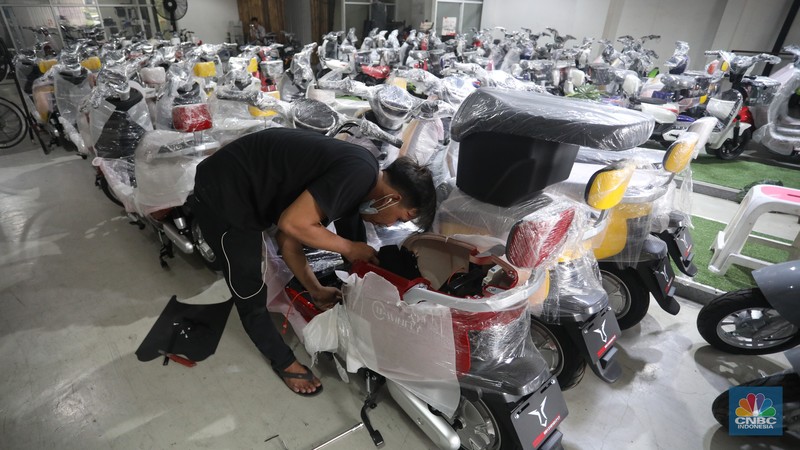 Calon pembeli melihat motor listrik di salah satu showroom di kawasan Jalan Otista Raya, Jakarta Timur, Selasa (11/10/2022). (CNBC Indonesia/Andrean Kristianto) Calon pembeli melihat motor listrik di salah satu showroom di kawasan Jalan Otista Raya, Jakarta Timur, Selasa (11/10/2022). (CNBC Indonesia/Andrean Kristianto)