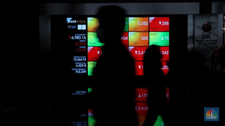 Karyawan melintas di samping layar elektronik yang menunjukkan pergerakan Indeks Harga Saham Gabungan (IHSG) di Bursa Efek Indonesia, Jakarta, Selasa (11/10/2022). (CNBC Indonesia/Andrean Kristianto) Karyawan melintas di samping layar elektronik yang menunjukkan pergerakan Indeks Harga Saham Gabungan (IHSG) di Bursa Efek Indonesia, Jakarta, Selasa (11/10/2022). (CNBC Indonesia/Andrean Kristianto)