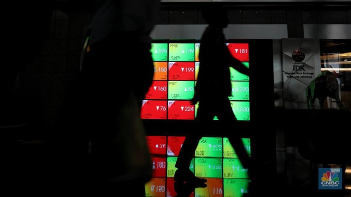 Karyawan melintas di samping layar elektronik yang menunjukkan pergerakan Indeks Harga Saham Gabungan (IHSG) di Bursa Efek Indonesia, Jakarta, Selasa (11/10/2022). (CNBC Indonesia/Andrean Kristianto) Karyawan melintas di samping layar elektronik yang menunjukkan pergerakan Indeks Harga Saham Gabungan (IHSG) di Bursa Efek Indonesia, Jakarta, Selasa (11/10/2022). (CNBC Indonesia/Andrean Kristianto)