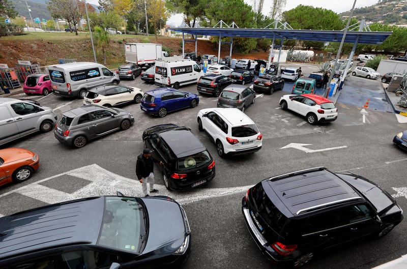 Kendaraan mengantre untuk mengisi tangki bahan bakar mereka di sebuah pompa bensin di Nice, Prancis, (10/10/2022). (REUTERS/ERIC GAILLARD)