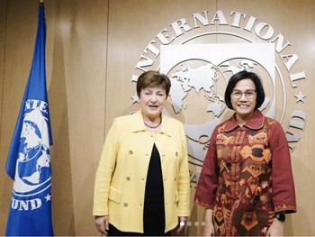Temui Bos IMF, Sri Mulyani: 1/3 Negara Dunia Terbebani Utang
