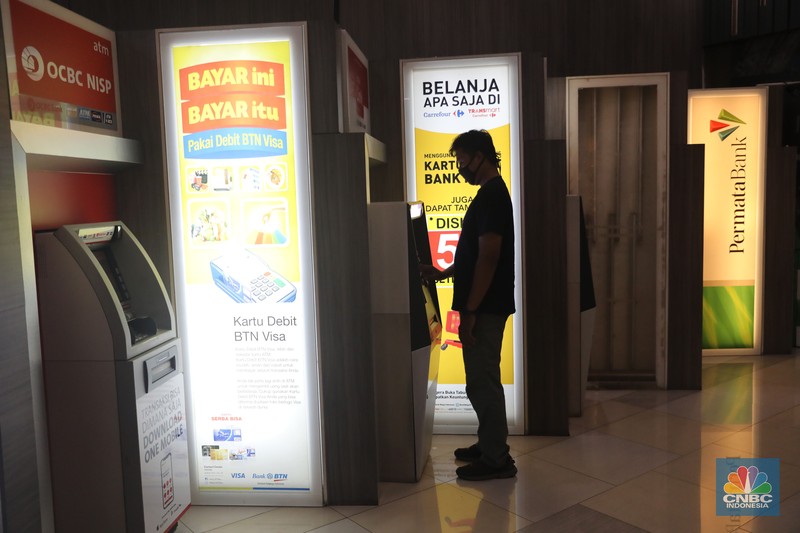 Warga melakukan transaksi di mesin ATM kawasan Kuningan, Jakarta, Selasa (11/10/2022). (CNBC Indonesia/Muhammad Sabki) Warga melakukan transaksi di mesin ATM kawasan Kuningan, Jakarta, Selasa (11/10/2022). (CNBC Indonesia/Muhammad Sabki)