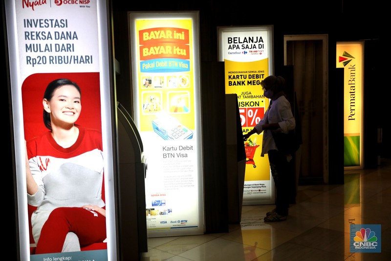 Warga melakukan transaksi di mesin ATM kawasan Kuningan, Jakarta, Selasa (11/10/2022). (CNBC Indonesia/Muhammad Sabki) Warga melakukan transaksi di mesin ATM kawasan Kuningan, Jakarta, Selasa (11/10/2022). (CNBC Indonesia/Muhammad Sabki)