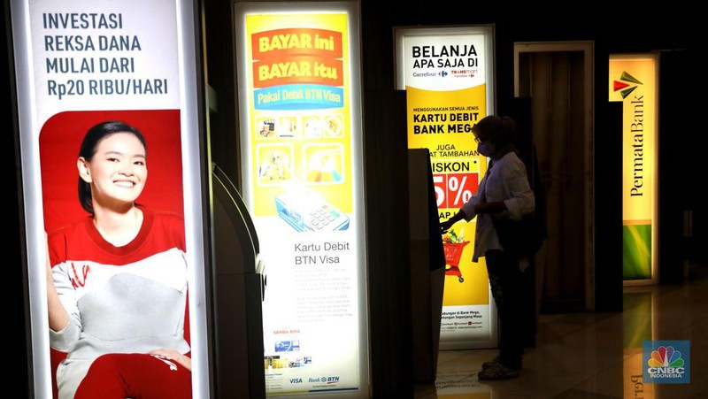 Warga melakukan transaksi di mesin ATM kawasan Kuningan, Jakarta, Selasa (11/10/2022). (CNBC Indonesia/Muhammad Sabki)