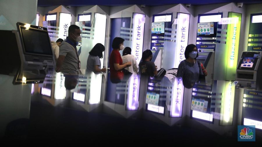 Warga melakukan transaksi di mesin ATM kawasan Kuningan, Jakarta, Selasa (11/10/2022). (CNBC Indonesia/Muhammad Sabki)