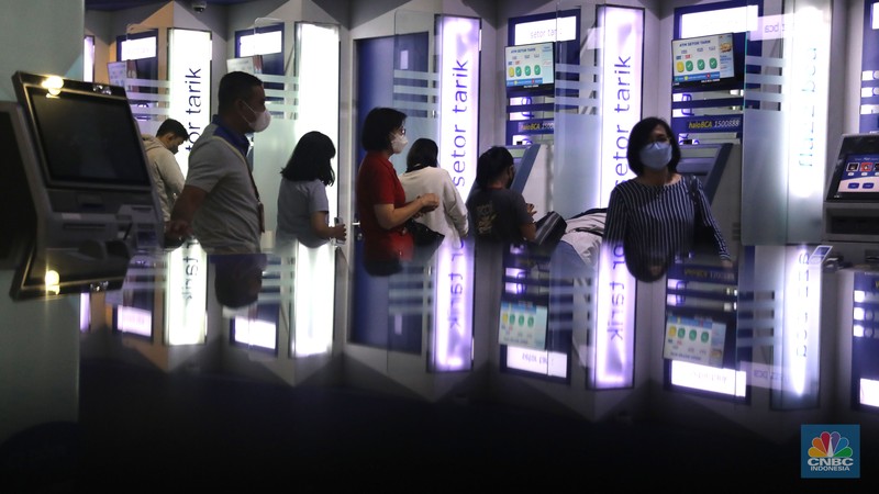 Warga melakukan transaksi di mesin ATM kawasan Kuningan, Jakarta, Selasa (11/10/2022). (CNBC Indonesia/Muhammad Sabki) Warga melakukan transaksi di mesin ATM kawasan Kuningan, Jakarta, Selasa (11/10/2022). (CNBC Indonesia/Muhammad Sabki)