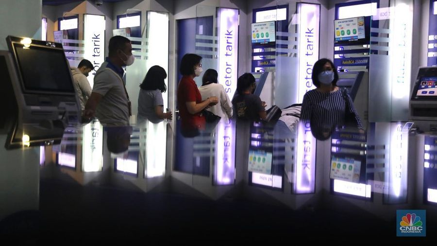 Warga melakukan transaksi di mesin ATM kawasan Kuningan, Jakarta, Selasa (11/10/2022). (CNBC Indonesia/Muhammad Sabki)