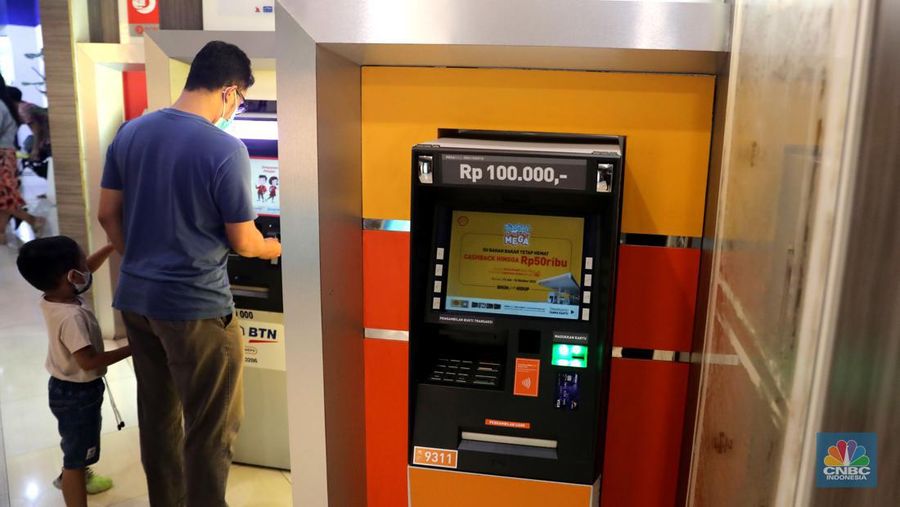 Warga melakukan transaksi di mesin ATM kawasan Kuningan, Jakarta, Selasa (11/10/2022). (CNBC Indonesia/Muhammad Sabki)