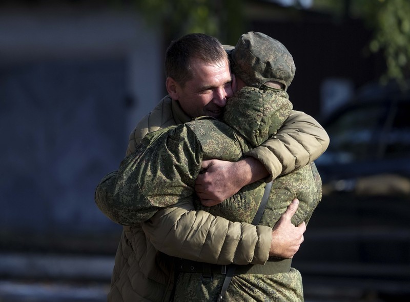 Warga negara Rusia yang direkrut selama mobilisasi parsial terlihat dikirim untuk memerangi area koordinasi setelah panggilan militer untuk perang Rusia-Ukraina di Moskow, Rusia pada 10 Oktober 2022. (Anadolu Agency via Getty Images)