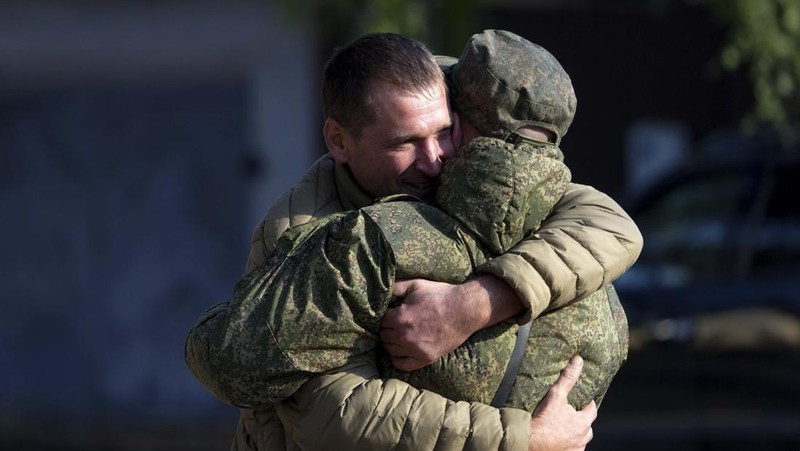 Warga negara Rusia yang direkrut selama mobilisasi parsial terlihat dikirim untuk memerangi area koordinasi setelah panggilan militer untuk perang Rusia-Ukraina di Moskow, Rusia pada 10 Oktober 2022. (Anadolu Agency via Getty Images)