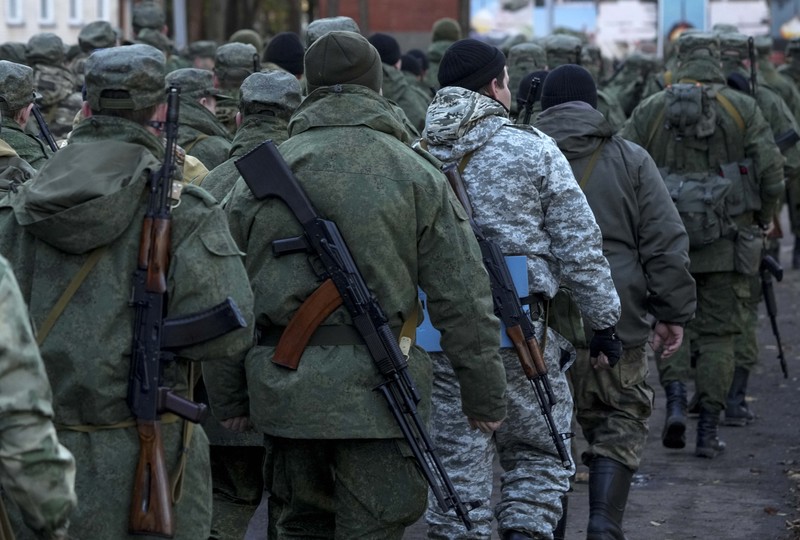Warga negara Rusia yang direkrut selama mobilisasi parsial terlihat dikirim untuk memerangi area koordinasi setelah panggilan militer untuk perang Rusia-Ukraina di Moskow, Rusia pada 10 Oktober 2022. (Anadolu Agency via Getty Images) Warga negara Rusia yang direkrut selama mobilisasi parsial terlihat dikirim untuk memerangi area koordinasi setelah panggilan militer untuk perang Rusia-Ukraina di Moskow, Rusia pada 10 Oktober 2022. (Anadolu Agency via Getty Images)