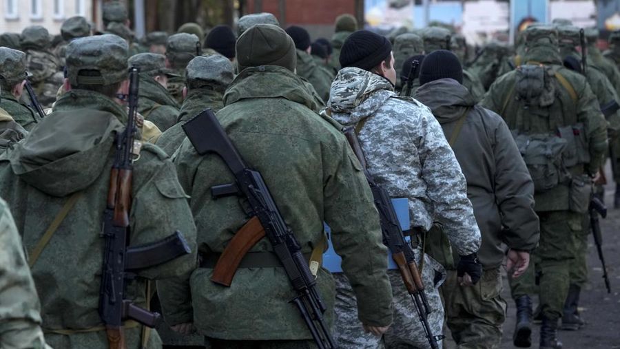 Warga negara Rusia yang direkrut selama mobilisasi parsial terlihat dikirim untuk memerangi area koordinasi setelah panggilan militer untuk perang Rusia-Ukraina di Moskow, Rusia pada 10 Oktober 2022. (Anadolu Agency via Getty Images)