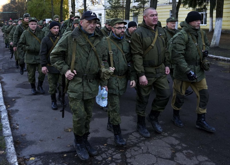 Warga negara Rusia yang direkrut selama mobilisasi parsial terlihat dikirim untuk memerangi area koordinasi setelah panggilan militer untuk perang Rusia-Ukraina di Moskow, Rusia pada 10 Oktober 2022. (Anadolu Agency via Getty Images) Warga negara Rusia yang direkrut selama mobilisasi parsial terlihat dikirim untuk memerangi area koordinasi setelah panggilan militer untuk perang Rusia-Ukraina di Moskow, Rusia pada 10 Oktober 2022. (Anadolu Agency via Getty Images)