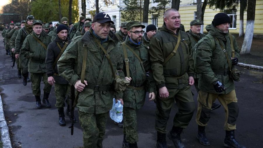 Warga negara Rusia yang direkrut selama mobilisasi parsial terlihat dikirim untuk memerangi area koordinasi setelah panggilan militer untuk perang Rusia-Ukraina di Moskow, Rusia pada 10 Oktober 2022. (Anadolu Agency via Getty Images)