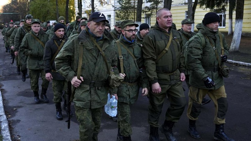 Warga negara Rusia yang direkrut selama mobilisasi parsial terlihat dikirim untuk memerangi area koordinasi setelah panggilan militer untuk perang Rusia-Ukraina di Moskow, Rusia pada 10 Oktober 2022. (Anadolu Agency via Getty Images)