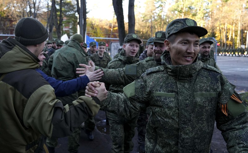 Warga negara Rusia yang direkrut selama mobilisasi parsial terlihat dikirim untuk memerangi area koordinasi setelah panggilan militer untuk perang Rusia-Ukraina di Moskow, Rusia pada 10 Oktober 2022. (Anadolu Agency via Getty Images) Warga negara Rusia yang direkrut selama mobilisasi parsial terlihat dikirim untuk memerangi area koordinasi setelah panggilan militer untuk perang Rusia-Ukraina di Moskow, Rusia pada 10 Oktober 2022. (Anadolu Agency via Getty Images)