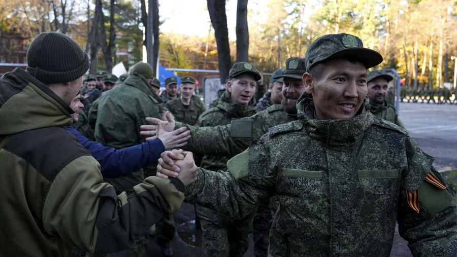 Warga negara Rusia yang direkrut selama mobilisasi parsial terlihat dikirim untuk memerangi area koordinasi setelah panggilan militer untuk perang Rusia-Ukraina di Moskow, Rusia pada 10 Oktober 2022. (Anadolu Agency via Getty Images)