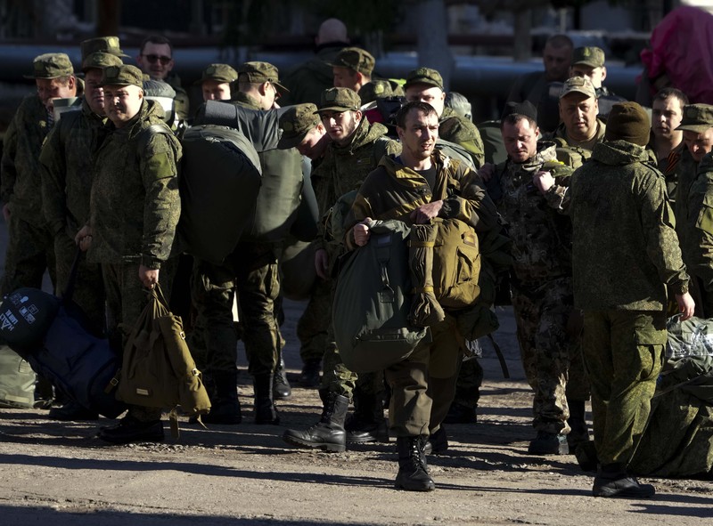 Warga negara Rusia yang direkrut selama mobilisasi parsial terlihat dikirim untuk memerangi area koordinasi setelah panggilan militer untuk perang Rusia-Ukraina di Moskow, Rusia pada 10 Oktober 2022. (Anadolu Agency via Getty Images)