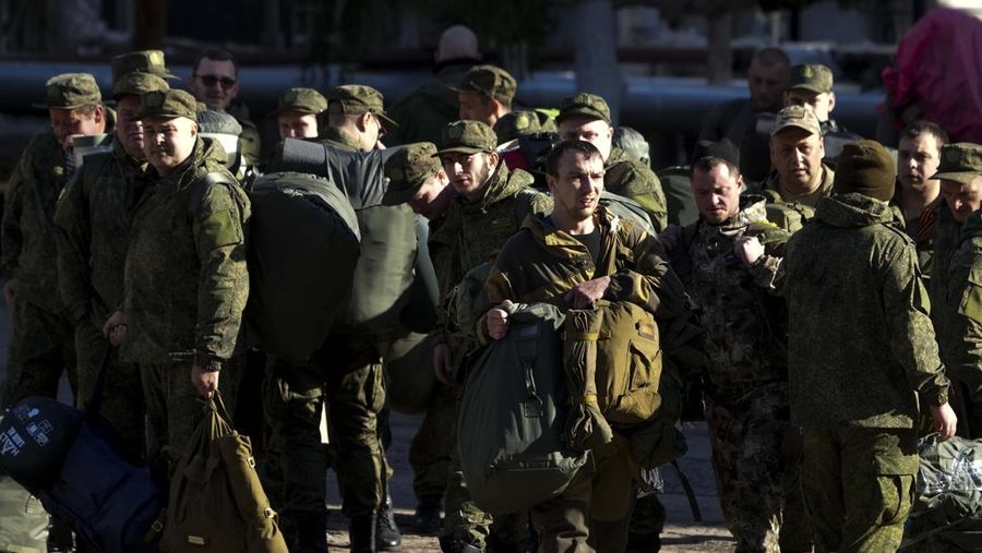 Warga negara Rusia yang direkrut selama mobilisasi parsial terlihat dikirim untuk memerangi area koordinasi setelah panggilan militer untuk perang Rusia-Ukraina di Moskow, Rusia pada 10 Oktober 2022. (Anadolu Agency via Getty Images)