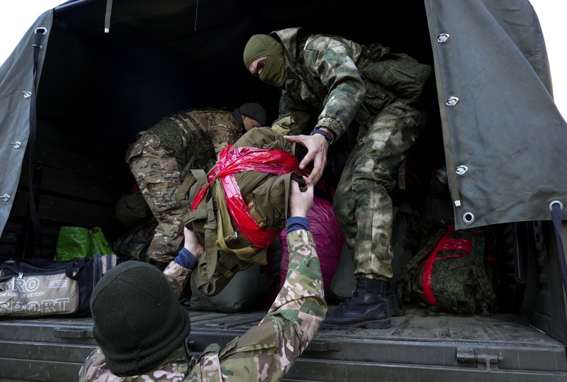 Warga negara Rusia yang direkrut selama mobilisasi parsial terlihat dikirim untuk memerangi area koordinasi setelah panggilan militer untuk perang Rusia-Ukraina di Moskow, Rusia pada 10 Oktober 2022. (Anadolu Agency via Getty Images) Warga negara Rusia yang direkrut selama mobilisasi parsial terlihat dikirim untuk memerangi area koordinasi setelah panggilan militer untuk perang Rusia-Ukraina di Moskow, Rusia pada 10 Oktober 2022. (Anadolu Agency via Getty Images)