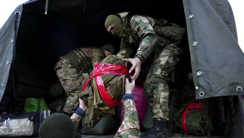 Warga negara Rusia yang direkrut selama mobilisasi parsial terlihat dikirim untuk memerangi area koordinasi setelah panggilan militer untuk perang Rusia-Ukraina di Moskow, Rusia pada 10 Oktober 2022. (Anadolu Agency via Getty Images)