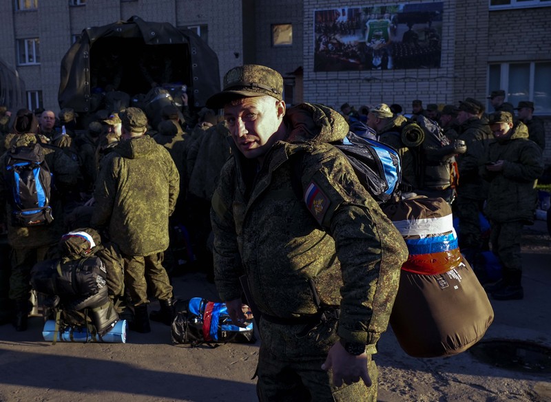 Warga negara Rusia yang direkrut selama mobilisasi parsial terlihat dikirim untuk memerangi area koordinasi setelah panggilan militer untuk perang Rusia-Ukraina di Moskow, Rusia pada 10 Oktober 2022. (Anadolu Agency via Getty Images) Warga negara Rusia yang direkrut selama mobilisasi parsial terlihat dikirim untuk memerangi area koordinasi setelah panggilan militer untuk perang Rusia-Ukraina di Moskow, Rusia pada 10 Oktober 2022. (Anadolu Agency via Getty Images)