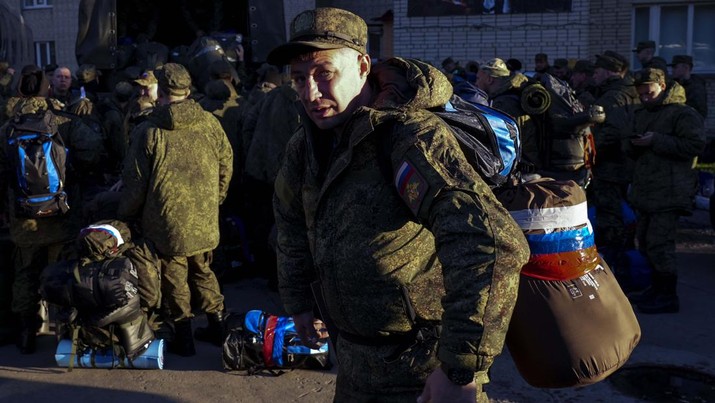 Warga negara Rusia yang direkrut selama mobilisasi parsial terlihat dikirim untuk memerangi area koordinasi setelah panggilan militer untuk perang Rusia-Ukraina di Moskow, Rusia pada 10 Oktober 2022. (Anadolu Agency via Getty Images)