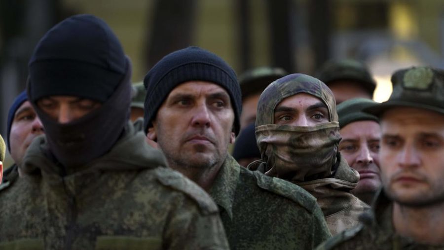 Warga negara Rusia yang direkrut selama mobilisasi parsial terlihat dikirim untuk memerangi area koordinasi setelah panggilan militer untuk perang Rusia-Ukraina di Moskow, Rusia pada 10 Oktober 2022. (Anadolu Agency via Getty Images)