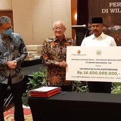 BYAN Serahkan Beasiswa ke Universitas Kutai Kartanegara