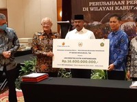 BYAN Serahkan Beasiswa ke Universitas Kutai Kartanegara