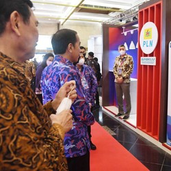 Bos PLN Pamer Tukar Cepat Baterai Kendaraan Listrik ke Jokowi