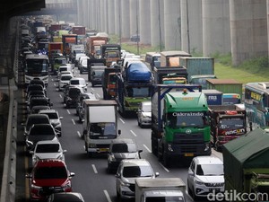 Ada Truk Gangguan, Lalin Tol Bekasi Japek Arah Cikampek Macet