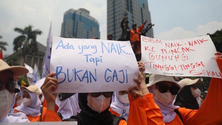 Massa buruh dari Partai Buruh menggelar aksi di depan Patung kuda, Jakarta, Rabu, (12/10/2022). Ada 6 tuntutan yang disuarakan dalam aksinya Di antaranya tolak kenaikan BBM dan PHK. (CNBC Indonesia/Muhammad Sabki)