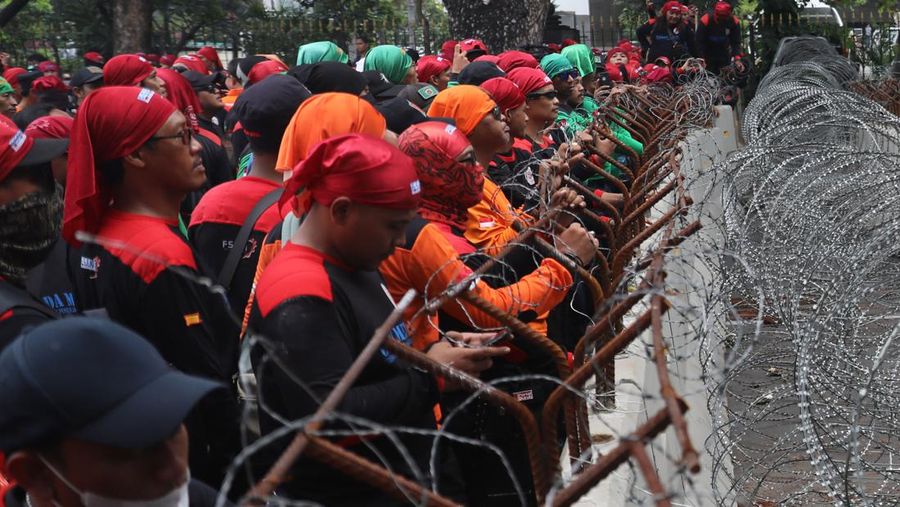Massa buruh dari Partai Buruh menggelar aksi di depan Patung kuda, Jakarta, Rabu, (12/10/2022). Ada 6 tuntutan yang disuarakan dalam aksinya Di antaranya tolak kenaikan BBM dan PHK. (CNBC Indonesia/Muhammad Sabki)