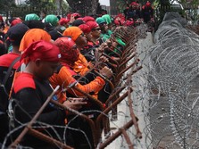 Semua Takut 'Tsunami' PHK, Benarkah Semudah Itu?