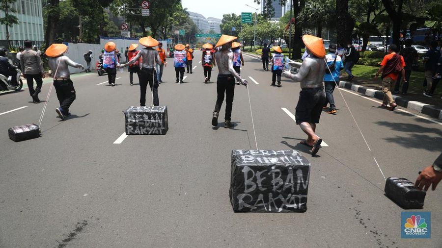 Massa buruh dari Partai Buruh menggelar aksi di depan Patung kuda, Jakarta, Rabu, (12/10/2022). Ada 6 tuntutan yang disuarakan dalam aksinya Di antaranya tolak kenaikan BBM dan PHK. (CNBC Indonesia/Muhammad Sabki)