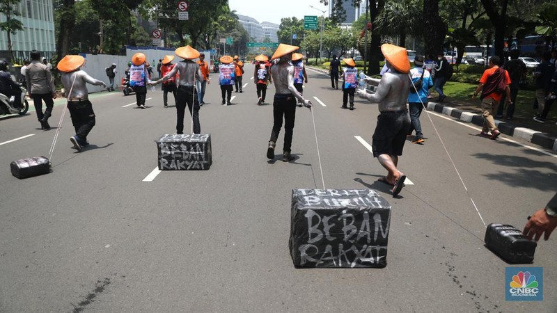 Massa buruh dari Partai Buruh menggelar aksi di depan Patung kuda, Jakarta, Rabu, (12/10/2022). Ada 6 tuntutan yang disuarakan dalam aksinya Di antaranya tolak kenaikan BBM dan PHK. (CNBC Indonesia/Muhammad Sabki)