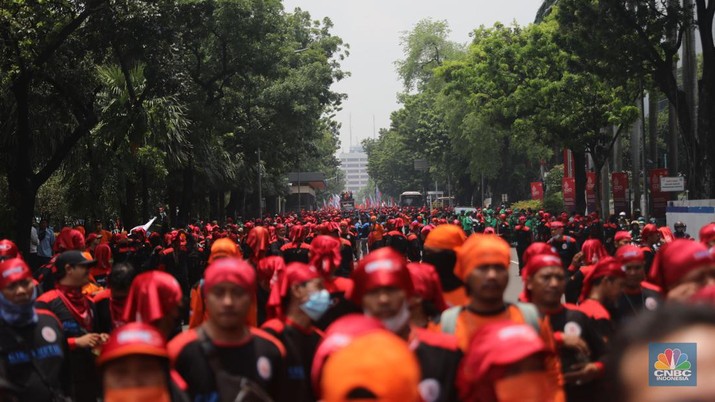 Massa buruh dari Partai Buruh menggelar aksi di depan Patung kuda, Jakarta, Rabu, (12/10/2022). Ada 6 tuntutan yang disuarakan dalam aksinya Di antaranya tolak kenaikan BBM dan PHK. (CNBC Indonesia/Muhammad Sabki) Massa buruh dari Partai Buruh menggelar aksi di depan Patung kuda, Jakarta, Rabu, (12/10/2022). Ada 6 tuntutan yang disuarakan dalam aksinya Di antaranya tolak kenaikan BBM dan PHK. (CNBC Indonesia/Muhammad Sabki)