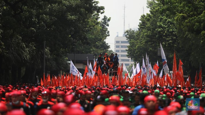 Massa pekerja dari Partai Buruh menggelar tindakan di depan Patung kuda, Jakarta, Rabu, (12/10/2022). Ada 6 tuntutan nan disuarakan dalam aksinya Di antaranya tolak kenaikan BBM dan PHK. (CNBC Indonesia/Muhammad Sabki)