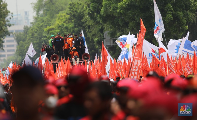 Massa buruh dari Partai Buruh menggelar aksi di depan Patung kuda, Jakarta, Rabu, (12/10/2022). Ada 6 tuntutan yang disuarakan dalam aksinya Di antaranya tolak kenaikan BBM dan PHK. (CNBC Indonesia/Muhammad Sabki)