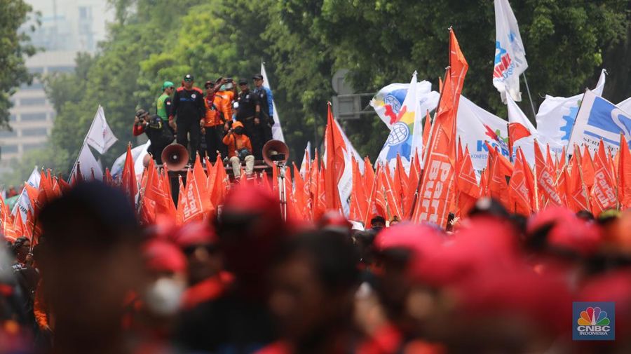 Massa buruh dari Partai Buruh menggelar aksi di depan Patung kuda, Jakarta, Rabu, (12/10/2022). Ada 6 tuntutan yang disuarakan dalam aksinya Di antaranya tolak kenaikan BBM dan PHK. (CNBC Indonesia/Muhammad Sabki)