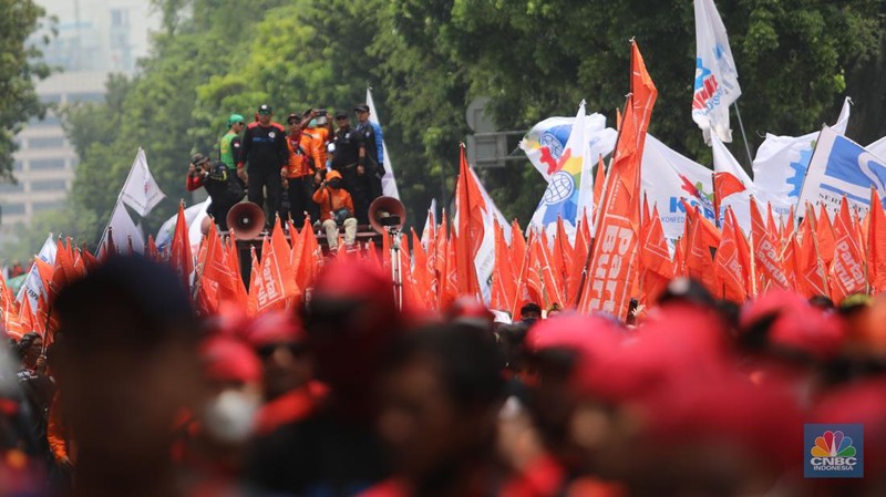 Massa buruh dari Partai Buruh menggelar aksi di depan Patung kuda, Jakarta, Rabu, (12/10/2022). Ada 6 tuntutan yang disuarakan dalam aksinya Di antaranya tolak kenaikan BBM dan PHK. (CNBC Indonesia/Muhammad Sabki)