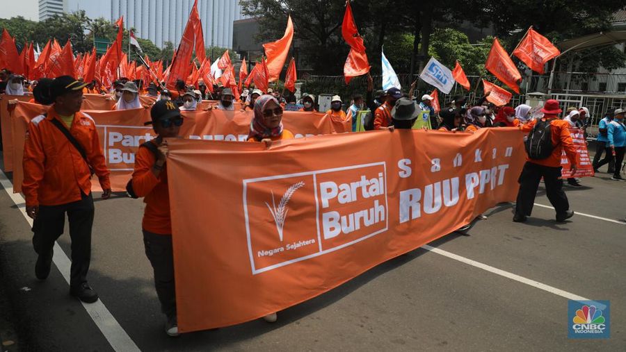 Massa buruh dari Partai Buruh menggelar aksi di depan Patung kuda, Jakarta, Rabu, (12/10/2022). Ada 6 tuntutan yang disuarakan dalam aksinya Di antaranya tolak kenaikan BBM dan PHK. (CNBC Indonesia/Muhammad Sabki)
